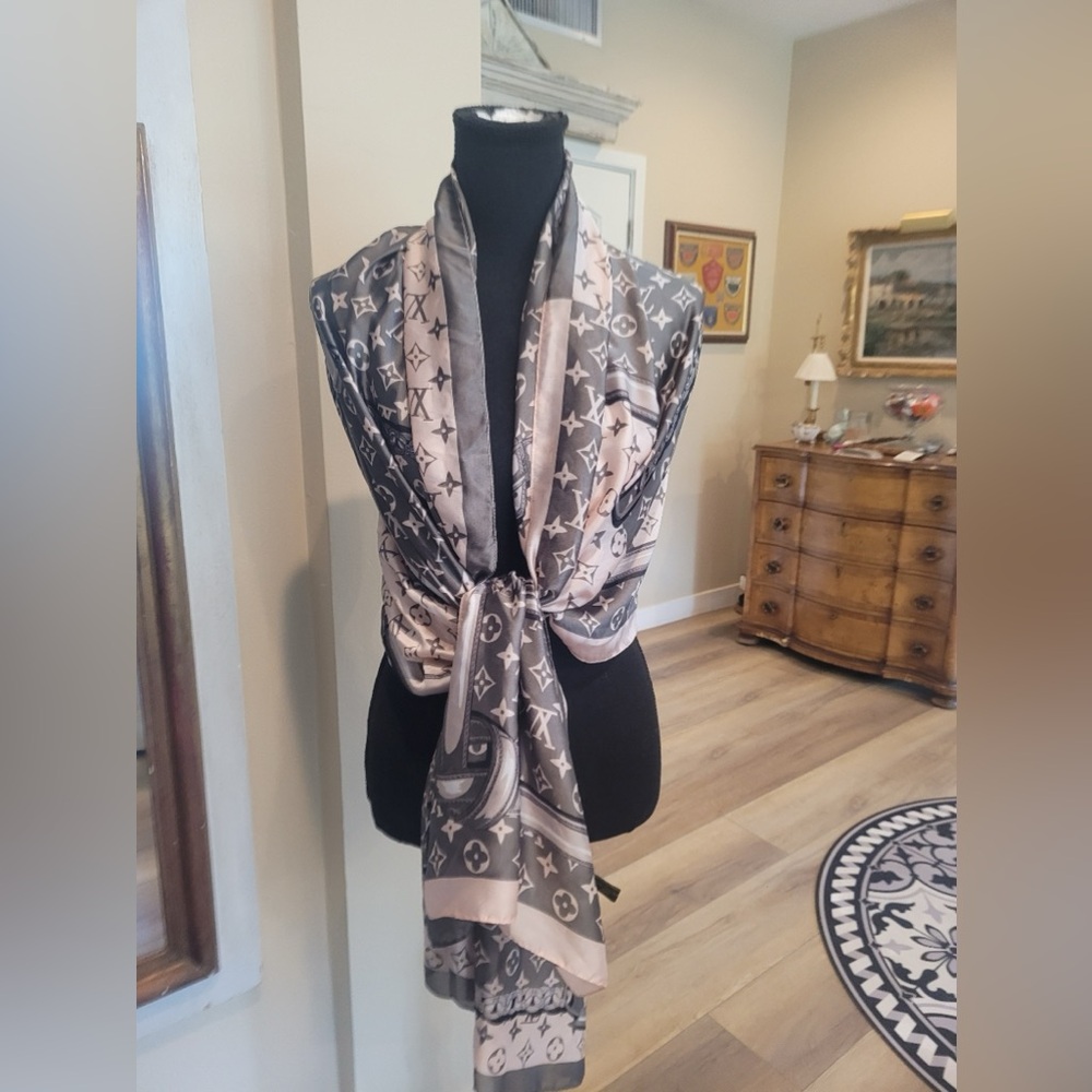 Louis Vuitton Stunning scarf a must have for your wardrobe!
